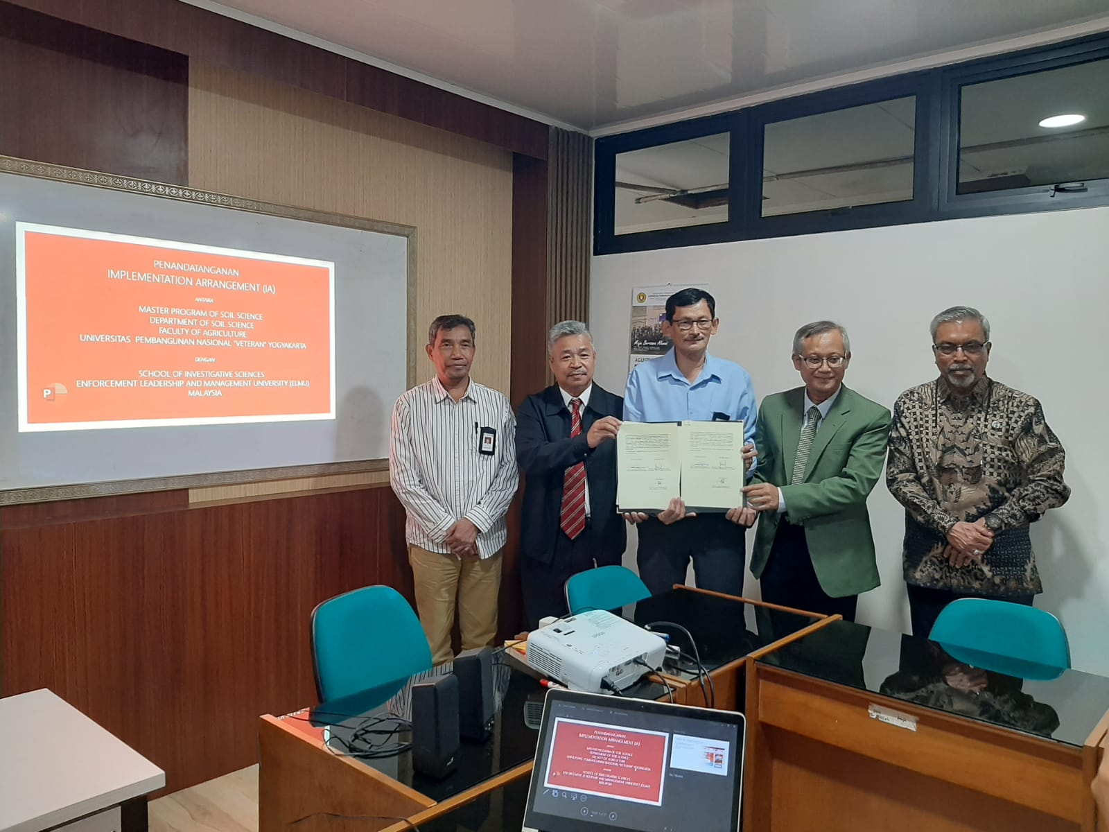 Penandatanganan Implementation Arrangement (IA) antara Program Studi Ilmu Tanah Program Magister UPNVY dan Faculty of School of Investigative Sciences ELMU Malaysia